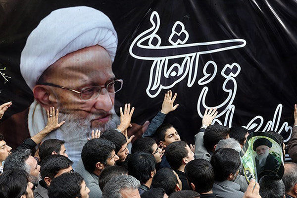 «کیمیا» در مصاحبه با چهرههای مختلف از آیت الله مهدوی کنی میگوید