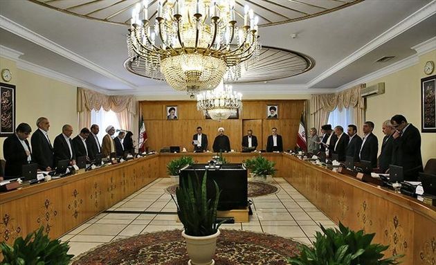 کاهش درآمدهای نفتی و سنگینی کفه مالیات در پوشش هزینه های دولت