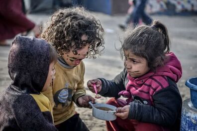 عکس/ کودکان فلسطینی اینگونه غذا می‌خورند
