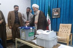 آیت‌الله نمازی رای خود را به صندوق انداخت‌