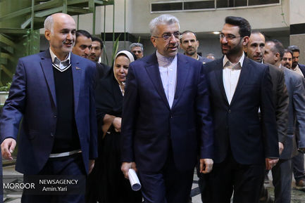 بازدید وزرای نیرو و ارتباطات از پژوهشگاه فضایی ایران