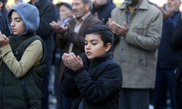 عکس/ خواندن نماز برای آمدن باران
