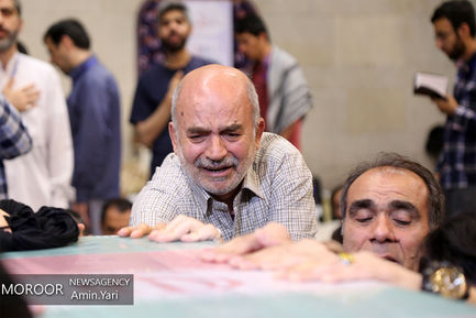 وداع دانشجویان معتکف با شهید گمنام در دانشگاه تهران