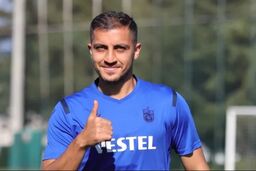 سیدمجید حسینی مدافع تیم ملی ایران را نگه دارید