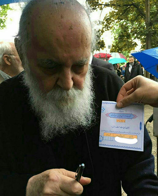 هوشنگ ابتهاج هم رأی داد