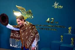 عکس/ یک تیپ عجیب در جشنواره فجر
