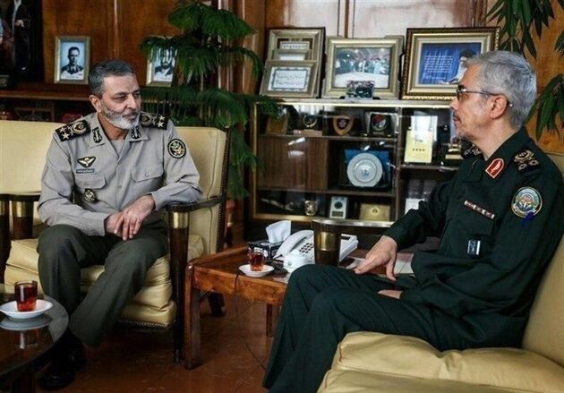 دیدار و گفتگوی سرلشکر باقری با سرلشکر موسوی به  مناسبت روز ارتش