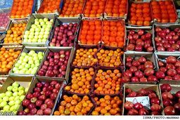 قیمت اقلام غذایی شب یلدا در بازارها و میادین میوه و تره بار توسط ناظران مربوطه کنترل می‌شود