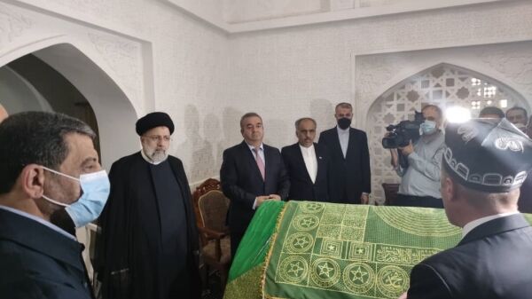 دکتر رئیسی مرقد میرسیدعلی همدانی را زیارت کرد