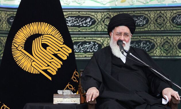 وزیر دولت در منزل سفیر سوئدو باحضور زنان سربرهنه قرارداد می نویسد