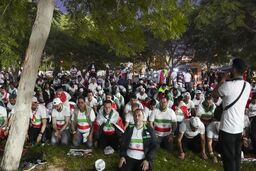 نماز جماعت طرفداران ایرانی قبل از بازی سوریه
