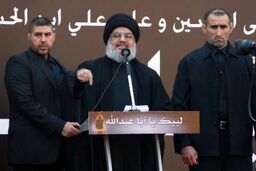 نصر الله در میان عزاداران حسینی حاضر شد

