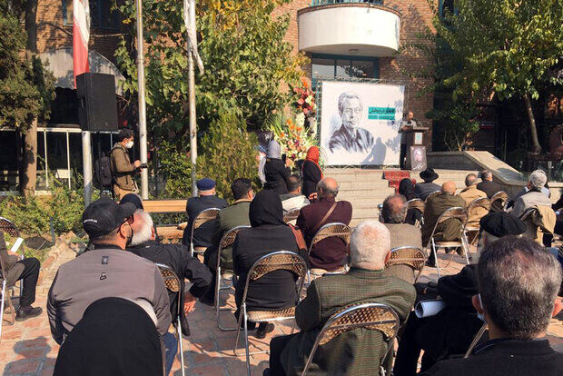 مراسم وداع با زنده‌یاد کامبیز درمبخش در مقابل خانه هنرمندان برگزار شد
