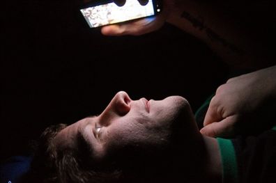 چرا هنگام نگاه کردن به گوشی همراه خواب از سرمان می پرد؟