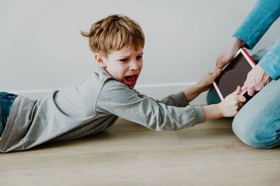 
بالاخره موبایل به فرزندمان بدهیم یا نه؟
