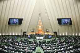جمعی از نمایندگان از تاسیسات فردو بازدید می‌کنند