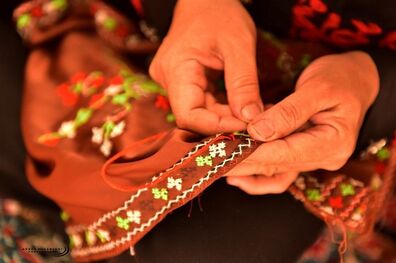 نخستین نمایشگاه سوزن‌دوزی در استان خراسان جنوبی افتتاح شد