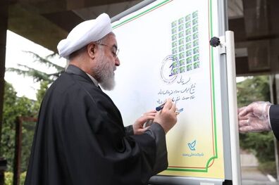 رونمایی از تمبر یادبود تلاشگران مبارزه با کرونا توسط رئیس جمهور