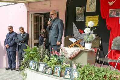 زنگ شروع سال تحصیلی دانش آموزان دبستان دخترانه شهید بهشتی منطقه 18 تهران با حضور مدیرعامل بانک سپه