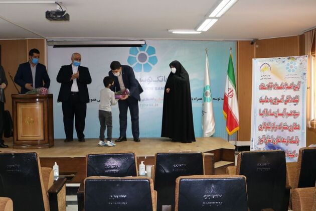 مشارکت بانک توسعه تعاون استان البرز در اهدای تبلت به دانش آموزان نیازمند