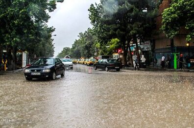 ترافیک پرحجم در ورودی کلان‌شهرها/ بارش باران در محورهای 5 استان