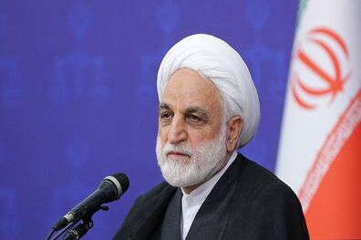 رهبر انقلاب دست چدنی پشت دست مخملی را برای مردم افشا کردند