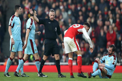 وقتی آرسنال ۱۰ نفره بهتر نتیجه‌ می‌گیرد