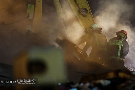 تلاش انسانها برای نجات جان ها:پلاسکو دو شب بعد از آوار