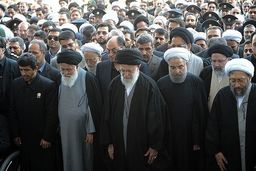 رهبر معظم انقلاب بر پیکر مطهر سردار سلیمانی نماز اقامه کردند