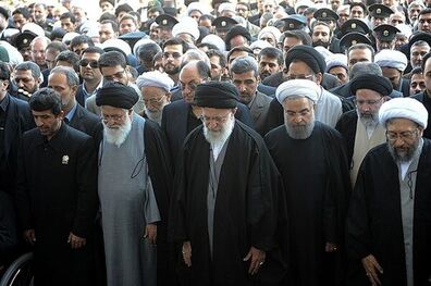 رهبر معظم انقلاب بر پیکر مطهر سردار سلیمانی نماز اقامه کردند