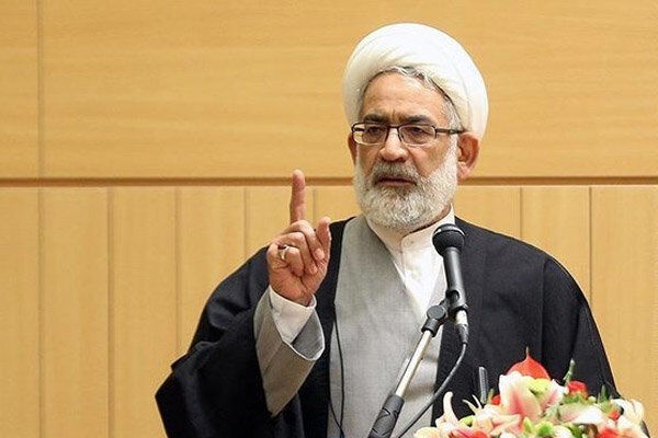  دادستان کل کشور به "حضور زنان در ورزشگاه آزادی" انتقاد کرد
