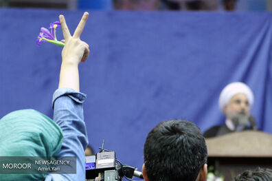 روحانی در سالن انقلاب زنجان سخنرانی می کند