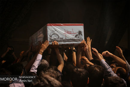 وداع دانشجویان معتکف با شهید گمنام در دانشگاه تهران