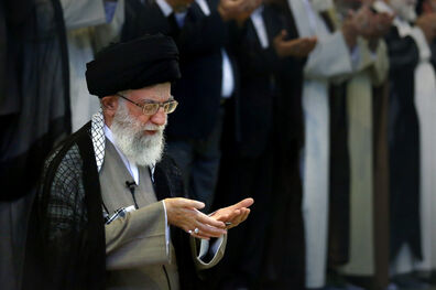 رهبر انقلاب بر پیکر آیت الله هاشمی رفسنجانی نماز اقامه می کنند