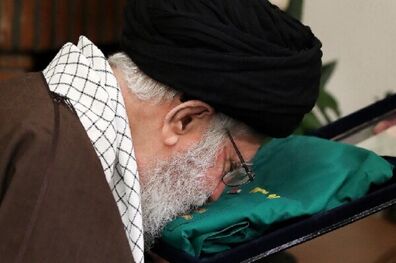 
ماجرای بوسه رهبر انقلاب بر لباس خادمی شهید حدادیان