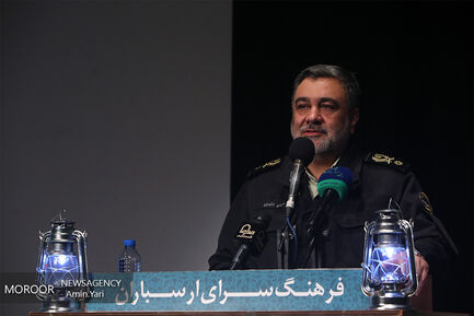 رونمایی از کتاب مهران میخندد