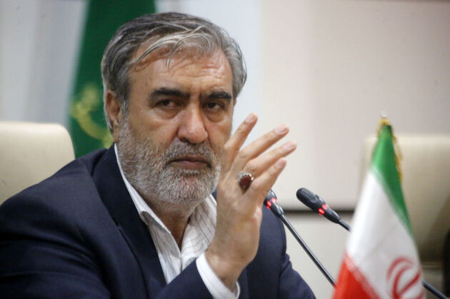 کسانی که پای میز مذاکره نشسته اند نمی توانند هم بازی و هم ترقه بازی کنند