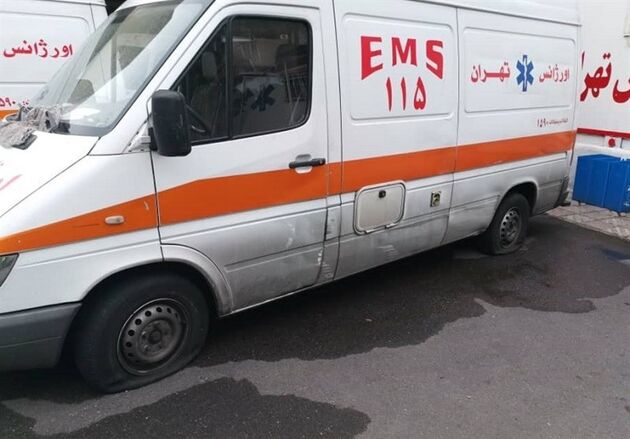 واژگونی آمبولانس بخش خصوصی در خیابان طالقانی