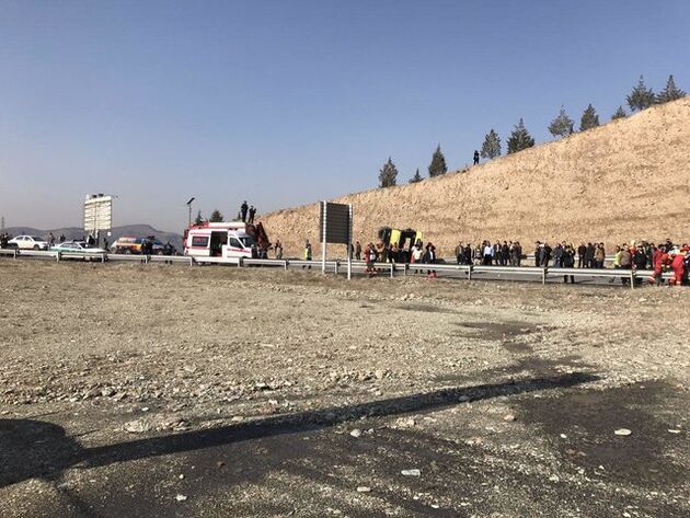 واژگونی اتوبوس شرکت واحد در اتوبان شهید بابایی 28 مصدوم برجای گذاشت