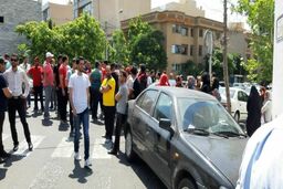 تجمع هواداران پرسپولیس مقابل ساختمان باشگاه
