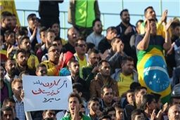 ترقه‌بازی تماشاگران صنعت نفت در ورزشگاه و حذف جایگاه برای تماشاگران پرسپولیس
