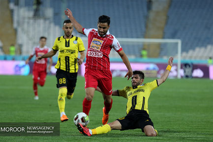 دیدار تیم های فوتبال پرسپولیس و پارس جنوبی جم
