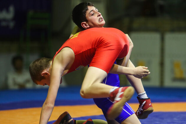 گزارش اتحادیه جهانی کشتی: اهدای تندیس به آرمیده توسط وزیر ورزش ایران