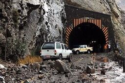 انسداد جاده فشم به دلیل ریزش کوه