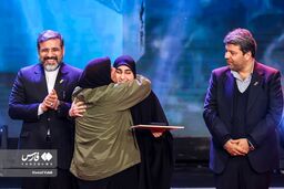 دختر حاج قاسم در آغوش خانم کارگردان

