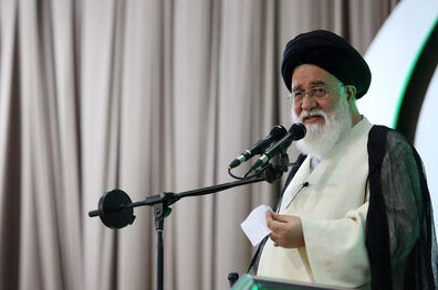 آیت الله علم الهدی رای خود را به صندوق انداخت