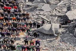 عکس/ نماز جماعت روی ویرانه‌های مسجد