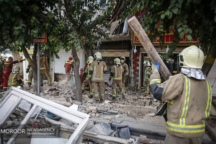 فرو ریختن ساختمان قدیمی در خیابان وحدت اسلامی