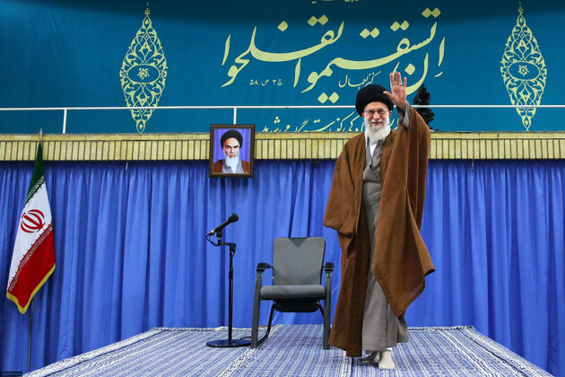 چرا هیچ نشانه‌ای از ۷۰ جلد اسناد لانه جاسوسی، در مدارس و دانشگاه‌ها نیست/ مشکلات کشور با روحیه و تفکر انقلابی حل می‌شود