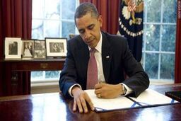 اوباما بودجه نظامی 619 میلیارد دلاری آمریکا را امضا کرد
